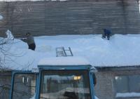 Isa ja Riho katust päästmas 2010.a talvel